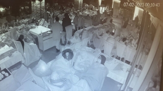 Depremde vatandaşların içeriye sığınması restoranın güvenlik kameralarına yansıdı