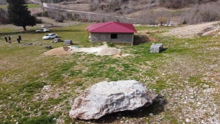 Osmaniye’de depremde dağdan kopan kaya, eve 20 metre kala durdu
