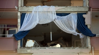 Depremin hasara neden olduğu evlerden geriye penceresiz perdeler kaldı