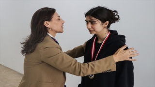 Depremde ödülleri enkaz altında kalan satranç şampiyonu yeni kupa ve madalyasına kavuştu