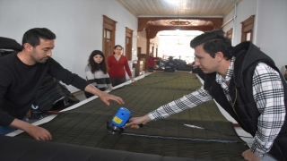 Muğla’da usta öğretici ve kursiyerler ”depremzedeler üşümesin” diye makine başına geçti