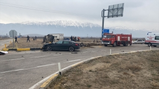 Isparta’da otomobil ile minibüsün çarpıştığı kazada 1 kişi öldü, 2 kişi yaralandı