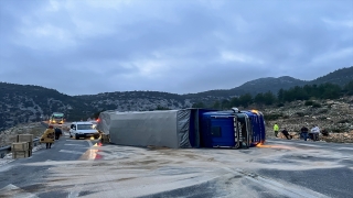 Antalya’da 3 aracın karıştığı kazada 2 kişi yaralandı