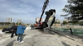 Adana’da otomobil sulama kanalına düştü