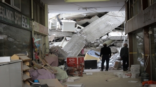 Hatay’daki iş hanında 20 ofisin bulunduğu bölüm depremde yıkıldı