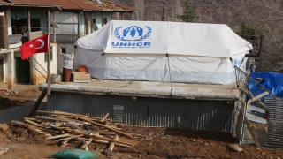 Kahramanmaraşlı depremzede aile, tek katlı yapının üzerine çadır kurdu