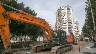 Adana’da depremde hasar gören 14 katlı apartman kontrollü şekilde yıkıldı