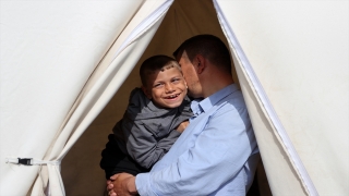 Depremzede aile, 8 yaşındaki engelli oğluyla çadır kentte yaşıyor