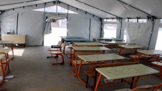 Depremden etkilenen Hatay’da okul bahçesine çadır sınıflar kuruldu