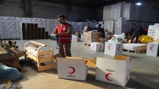 Kahramanmaraş’a gelen yardım kolilerinden anlamlı notlar iliştirilmiş kumbaralar çıktı