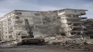 Hatay’da yıkılan binaların enkazını kaldırma çalışmaları devam ediyor