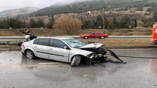 Burdur’da elektrik direğine çarpan otomobildeki 5 kişi yaralandı