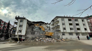 Kahramanmaraş’ta hasarlı binalar kontrollü yıkılıyor