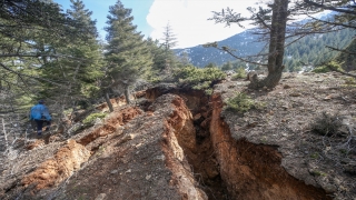 Göksun’da deprem nedeniyle derin yarıklar oluştu