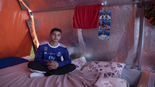 Efe, depremden kaçarken hayranı olduğu Ronaldo albümünü de almayı unutmadı