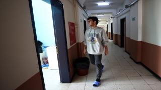 Enkazdan kurtarıldığında kitaplarını soran öğrenci, tıp fakültesini hedefliyor