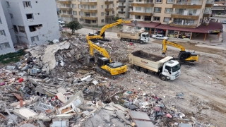 İskenderun’da hasarlı binaların yıkımı sürüyor