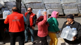 Hatay’da su ve gıda kolileri ”Gezici Sosyal Market” tırlarıyla depremzedelere ulaştırılıyor