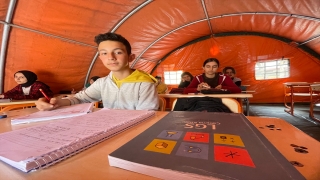 Osmaniye’de LGS ve YKS’ye hazırlanan öğrencilere çadırlarda kurs veriliyor