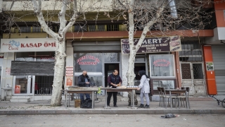 Kahramanmaraş’ta iş yerlerine giremeyen bazı esnaf sokakta hizmet veriyor