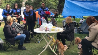 Adana’da polis, kadınlara çiçek hediye etti
