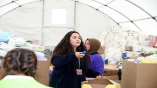 Nimet öğretmen gönüllü geldiği Kahramanmaraş’ta depremzedelerin yardımına koşuyor