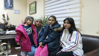 Üç kızıyla Hatay’da depremden kurtulan genç kadın afetin izlerini silmeye çalışıyor