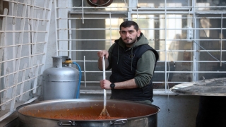İtalyan şef Hatay’da depremzedeler için yemek pişiriyor