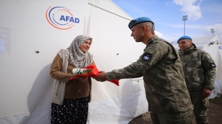 Mehmetçik, depremlerin merkezi Kahramanmaraş’taki kadınlara çiçek verdi