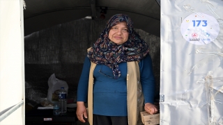 Çadırların yükünü kadınlar çekiyor