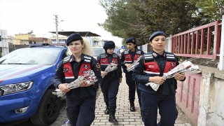 Kahramanmaraş’ta kadın astsubaylardan depremzede kadınlara 8 Mart sürprizi