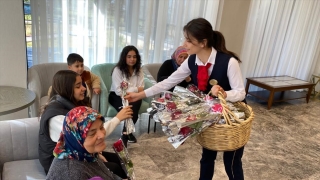 Antalya’da konuk edilen depremzede kadınlara çiçek verildi