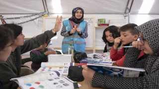 Depremde evi hasar gören tarih öğrencisi, çadır kentte çocuklara ders çalıştırıyor