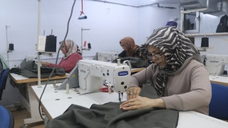Adana’da gönüllü usta öğreticiler depremzedeler için üretiyor
