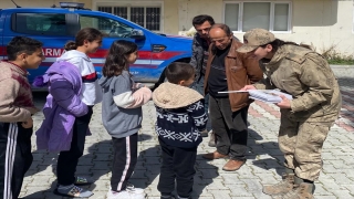 Hatay’da jandarma ekipleri depremzede çocuklara tablet dağıttı