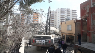 GÜNCELLEME Adana’da depremde hasar gören 14 katlı apartman kontrollü yıkıldı