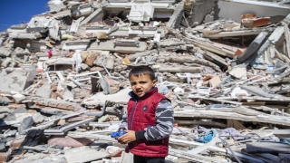Kahramanmaraş’ta yıkılan Hamidiye Sitesi’nde enkaz kaldırma çalışmaları sürüyor