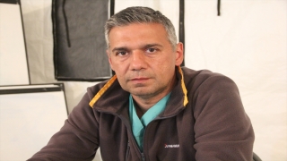 Depremde anne ve babasını kaybeden başhekim görevinin başından ayrılmadı