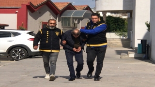 Adana’da minibüste yolcunun cüzdanını çalarken görüntülenen zanlı tutuklandı