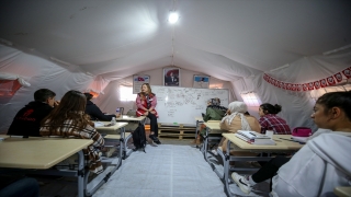 Antakya’da gönüllü öğretmenler 15 çadır kentteki öğrencileri sınavlara hazırlıyor