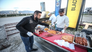 Hataylı esnaf kebap satarak elde ettiği geliri depremzedelere harcıyor