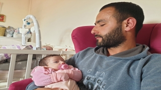 Depremde eşini kaybeden baba, iki aylık ikizleriyle teselli buluyor