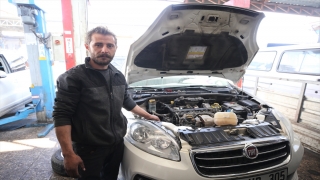 Kahramanmaraşlı oto tamircisi depremzede ve gönüllülerin araçlarını ücretsiz tamir ediyor