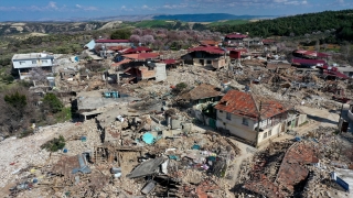 Depremde evlerinin neredeyse tamamı yıkılan mahalleli ata topraklarını bırakmadı