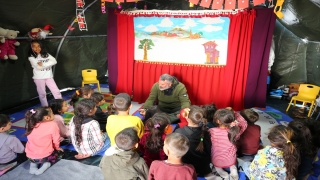 İslahiye’deki çadır kentte yaşayan çocuklar, gölge oyunuyla moral buluyor