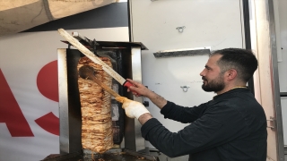 Gaziantepli esnaf 2 bin depremzedeye tavuk döner ikram etti