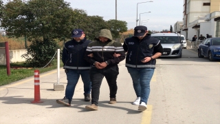 Adana’da kamyonet kasasında 16 düzensiz göçmen yakalandı