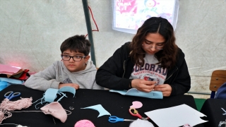 Çadır kentte depremzedeler örgü örerek rehabilite oluyor