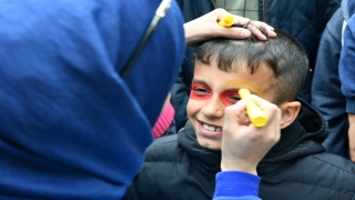 Düzceli gönüllü öğretmenler İslahiye’de çocuklara eğitim verirken eğlendiriyor