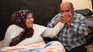 Hasar gören evlerinden kurtardığı engelli eşine çadır kentte bakıyor